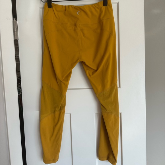 Women’s ZYIA Active Mustard Yellow Crop Leggings women’s size 6-8 - Picture 3 of 6